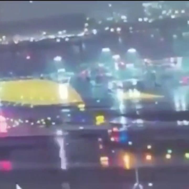 Momento exacto del choque entre avión y camión