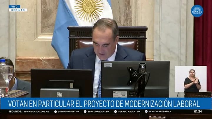 El secretario parlamentario lee el artículo 44, sobre las licencias, antes de la votación en el Senado