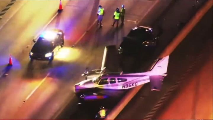 Florida: una avioneta sufrió una falla, aterrizó de emergencia en una autopista y aplastó un auto
