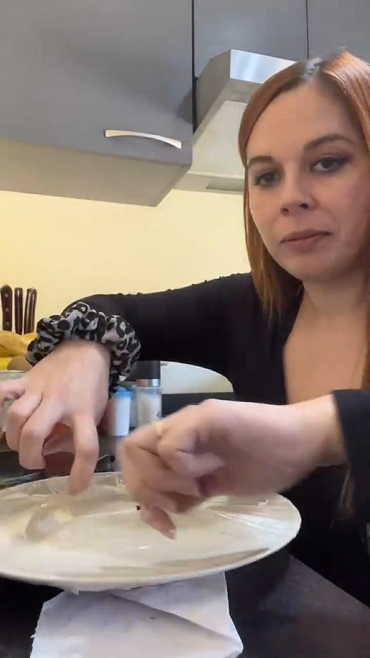 Enseñó su truco para no lavar los platos, se volvió viral y generó el repudio de todos