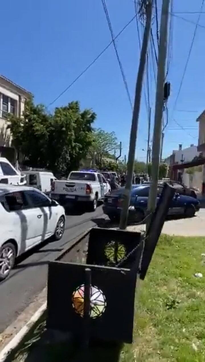 Los opositores que pasearon por Lomas con un "yate" como el de Insaurralde terminaron envueltos en un operativo policial