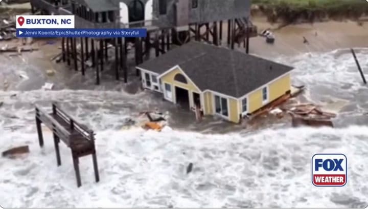 La última vivienda en colapsar en Carolina del Norte fue rápidamente arrastrada por el mar (FOX Weather)