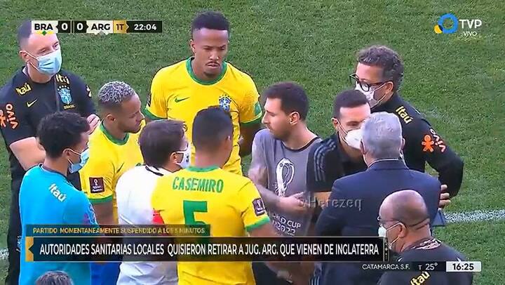 Messi discutiendo con las autoridades