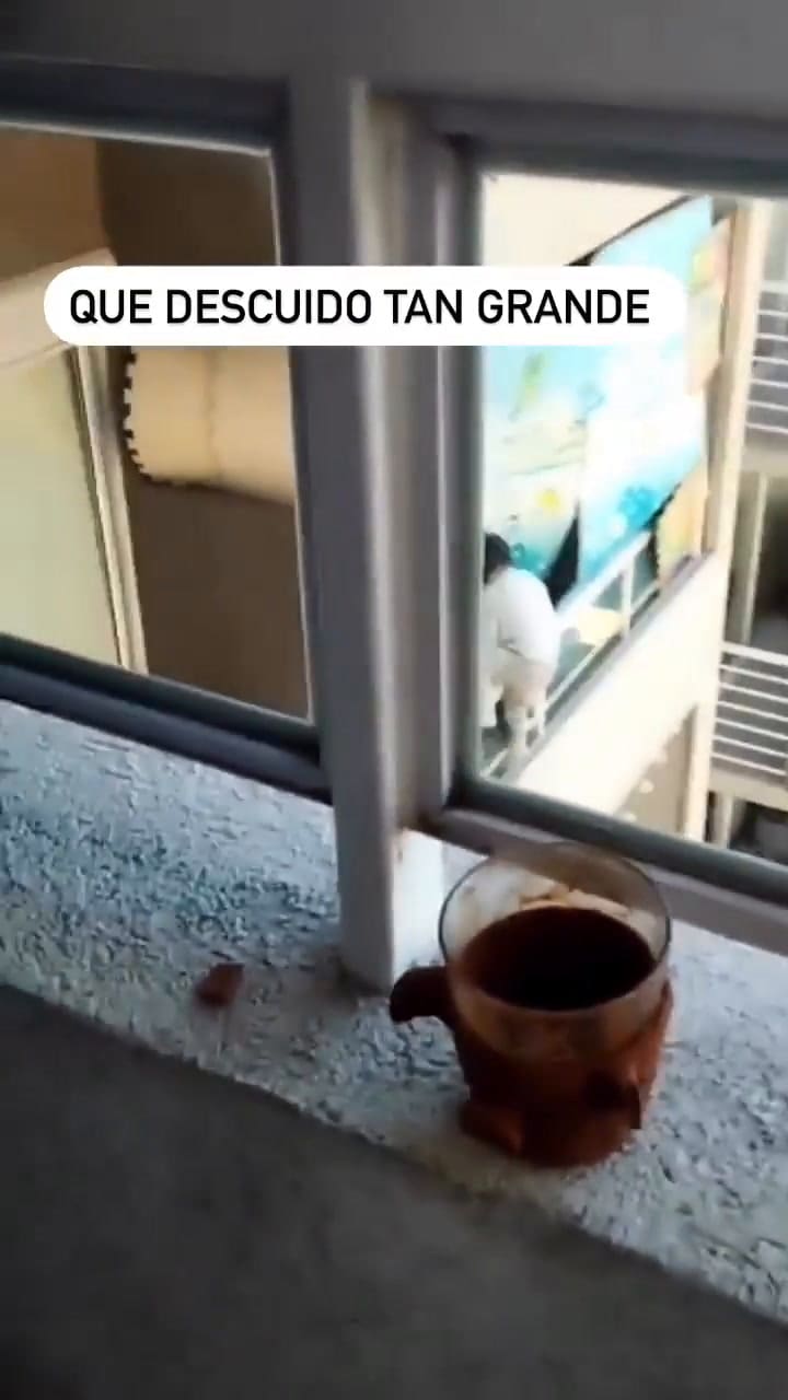 Un niño camina en la cornisa de una ventana de un piso 21 de una guardería clandestina