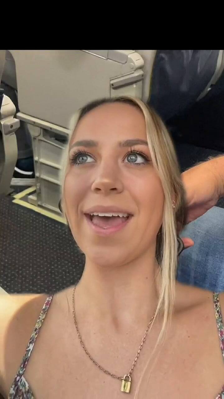 Iba en un vuelo y descubrió que el pasajero a su lado escribía horribles mensajes sobre ella