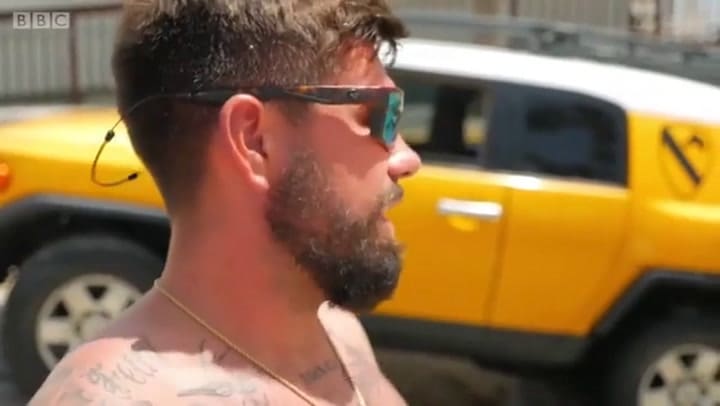 El delfín varado tras el huracán Irma en un jardín de Marco Island, Florida