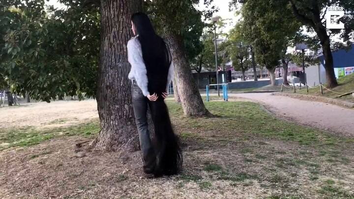 La Rapunzel japonesa luce su pelo de 1,80 metros de longitud como una forma de arte