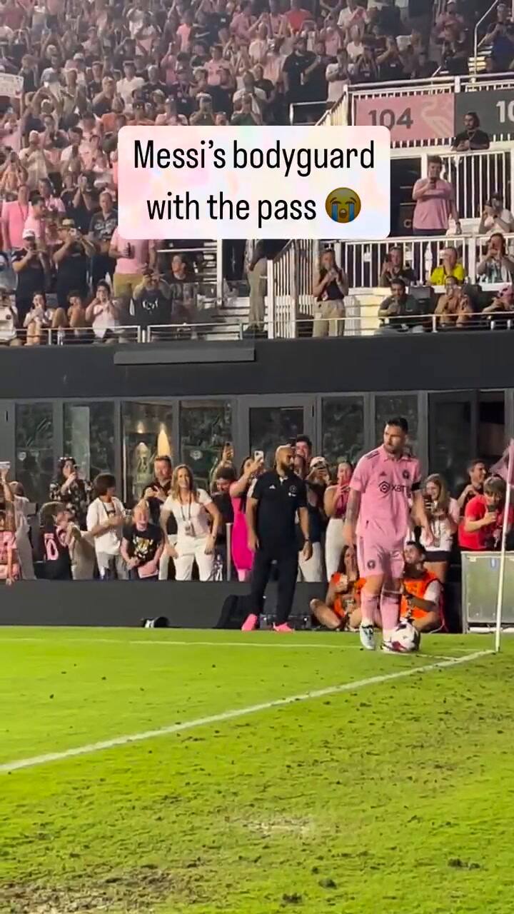 El guardaespaldas de Messi lo sigue hasta cuando va a ejecutar un corner