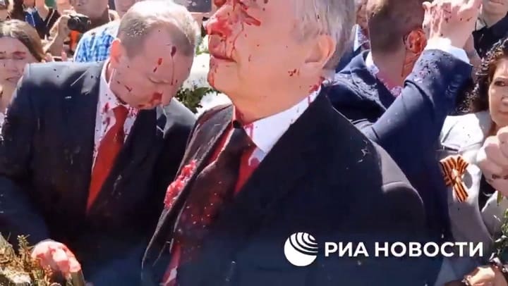 Atacan con pintura roja al embajador ruso en Polonia en una ofrenda por del Día de la Victoria