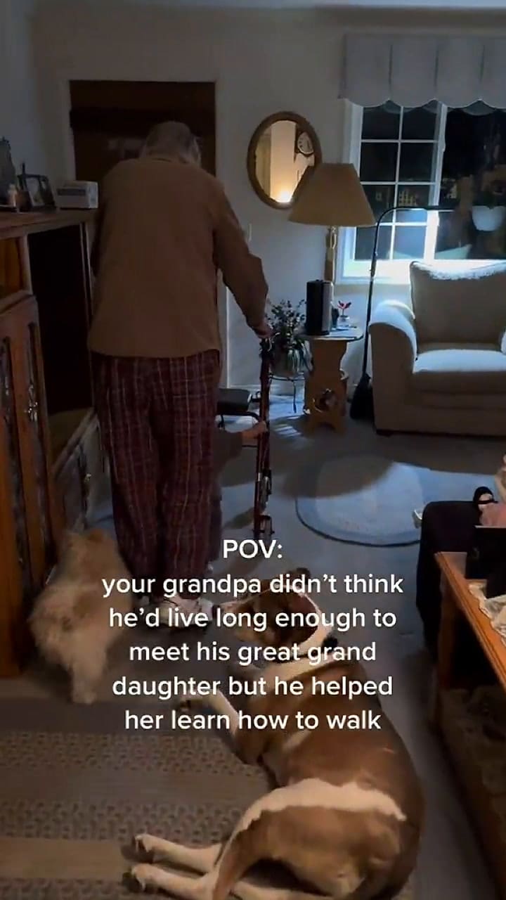 Un abuelo le enseña a caminar a su nieta