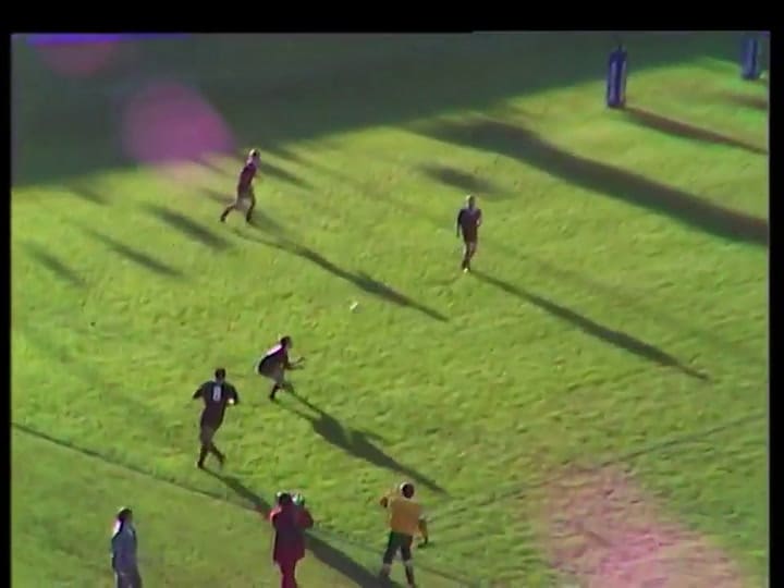 Kirwan y su inolvidable try a los italianos en el Mundial 1987 - Fuente: YouTube @All Blacks