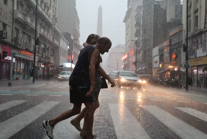 Fuerte diluvio en la Ciudad y el conurbano, y alertas meteorológicas en 18 provincias