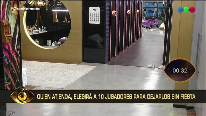 El divertido momento en el que Brian atendió el teléfono dorado de Gran Hermano sin pantalones