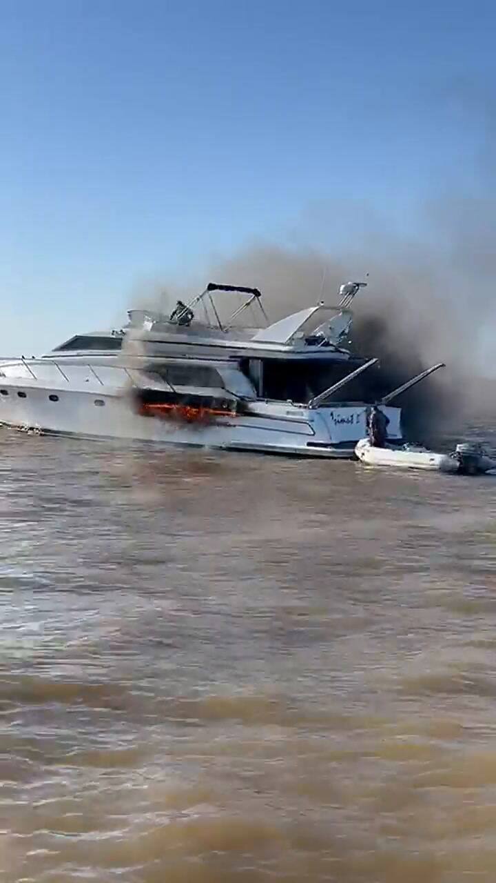 Se incendió un barco en el Río de la Plata
