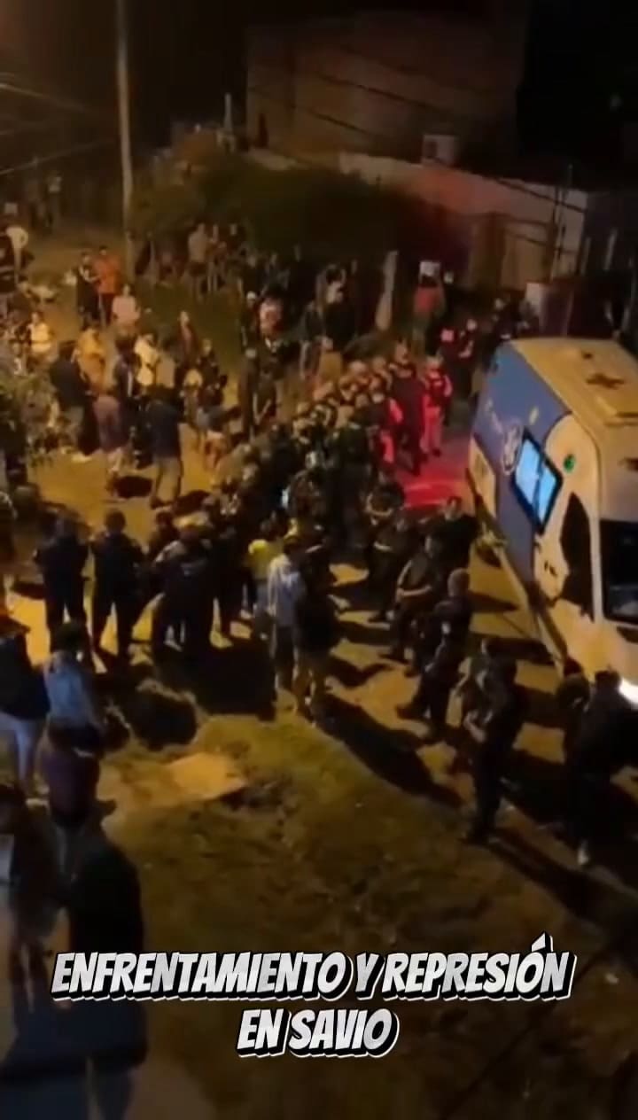 Cuando se llevaban detenido a Castañeira, vecinos comenzaron a arrojar objetos contra el detenido y personal presente; la policía reprimió la concentración