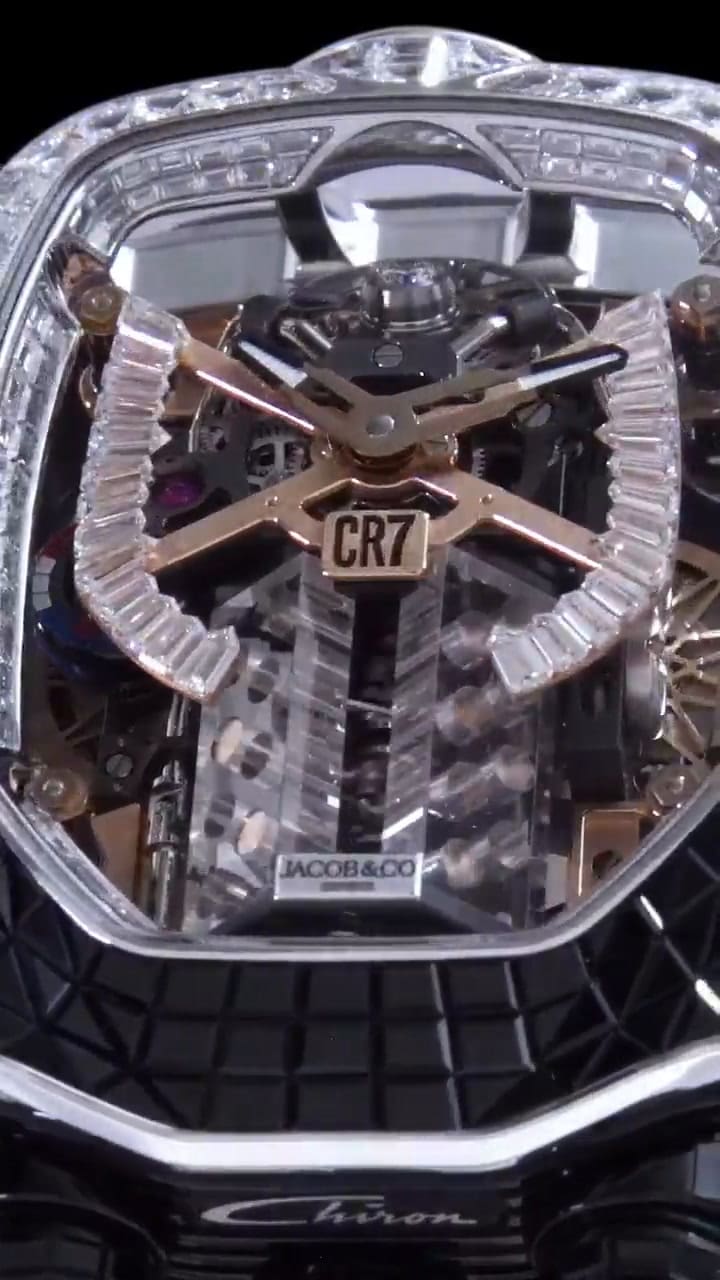 Cristiano Ronaldo presume un lujoso reloj valuado en un millón de dólares