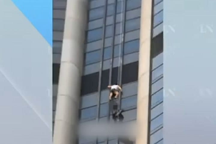 (GIF) Rescataron al hombre trepado al edificio: Marcin Banot Wiek es influencer y escalador polaco