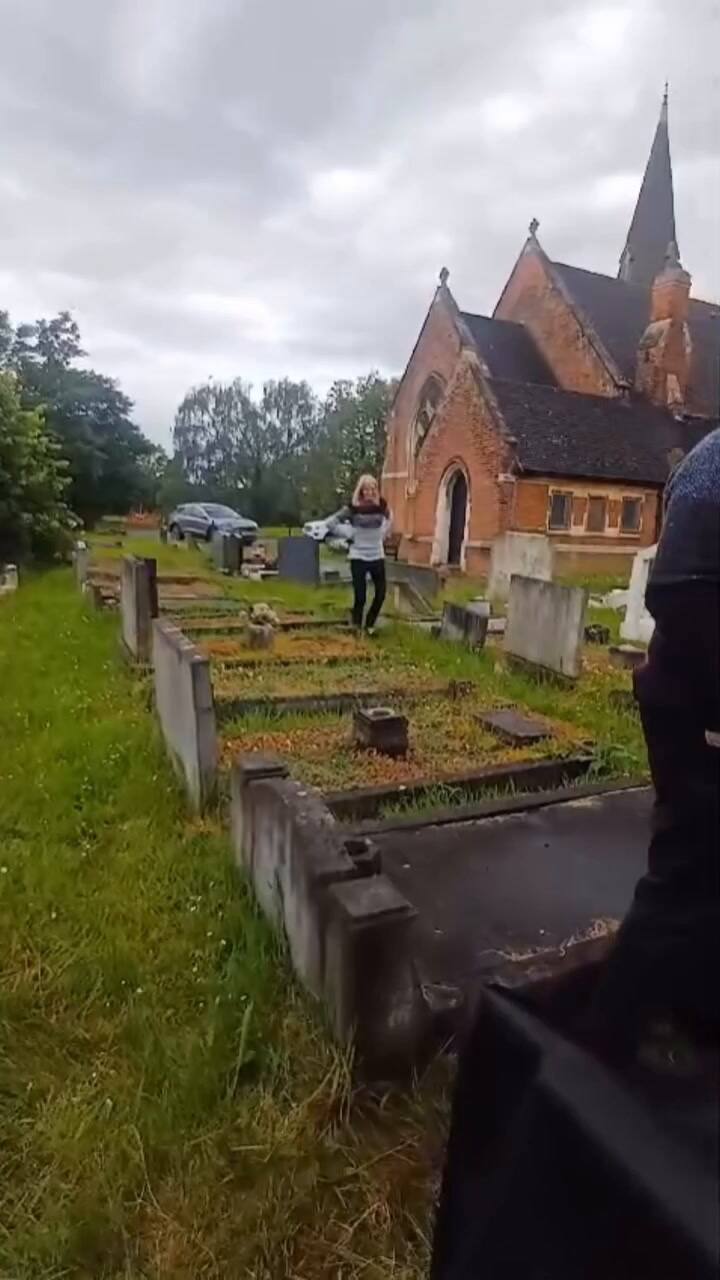 La reacción de una madre al ver una lápida familiar restaurada por Shaun