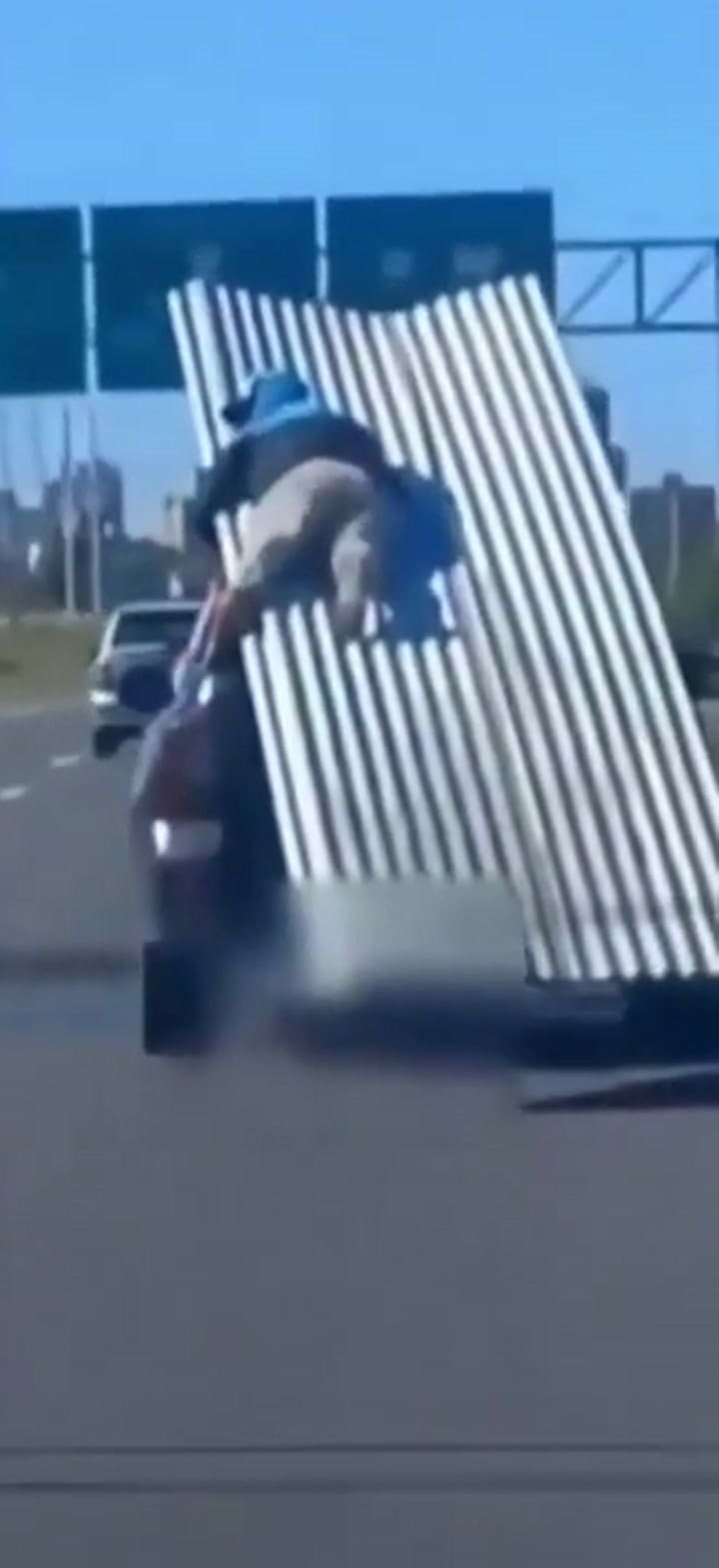 Un hombre viajó acostado sobre una chapa en plena autopista de Santa Fe y quedó grabado