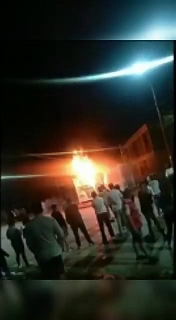 El ataque a la casa de uno de los sospechsos por parte de los vecinos