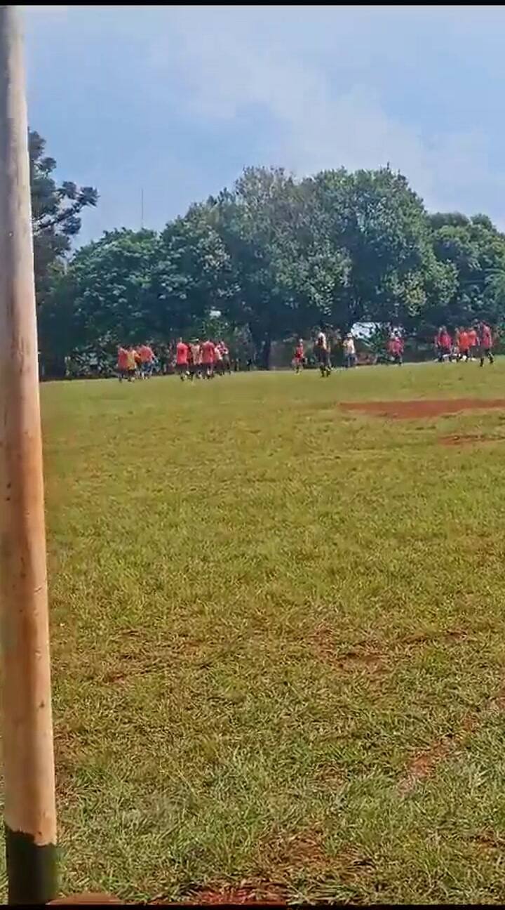 El momento en que un árbitro apuñala a un futbolista amateur