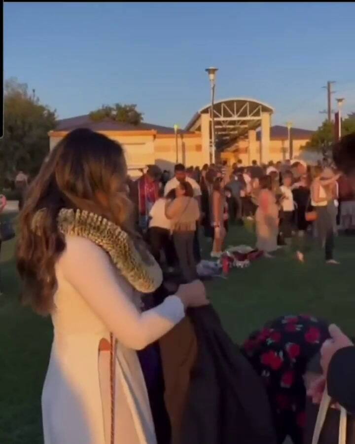 Una joven se conmovió al agradecer a sus padres durante su graduación