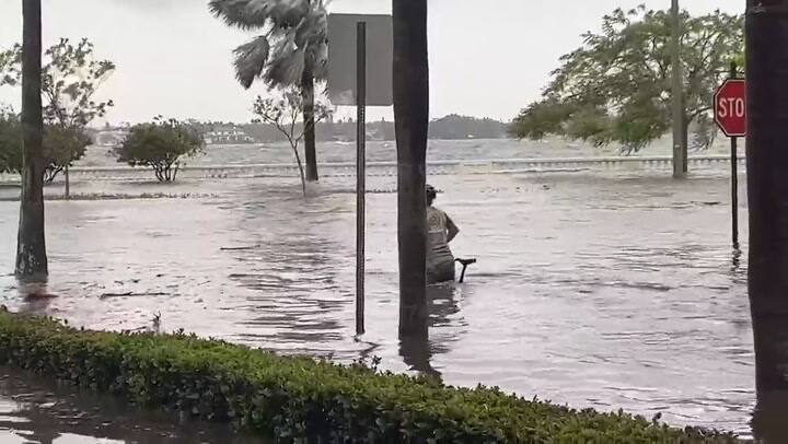 Un hombre desafía la inundación en Tampa e intenta pasear en bicicleta