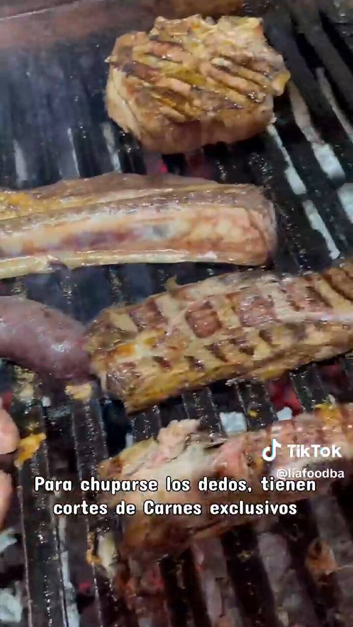 Mostró la variedad de productos de una parrilla de Bernal y sorprendió a todos