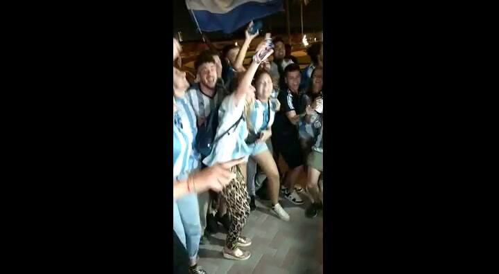 Hinchas argentinos esperan a la selección en la concentración de Doha