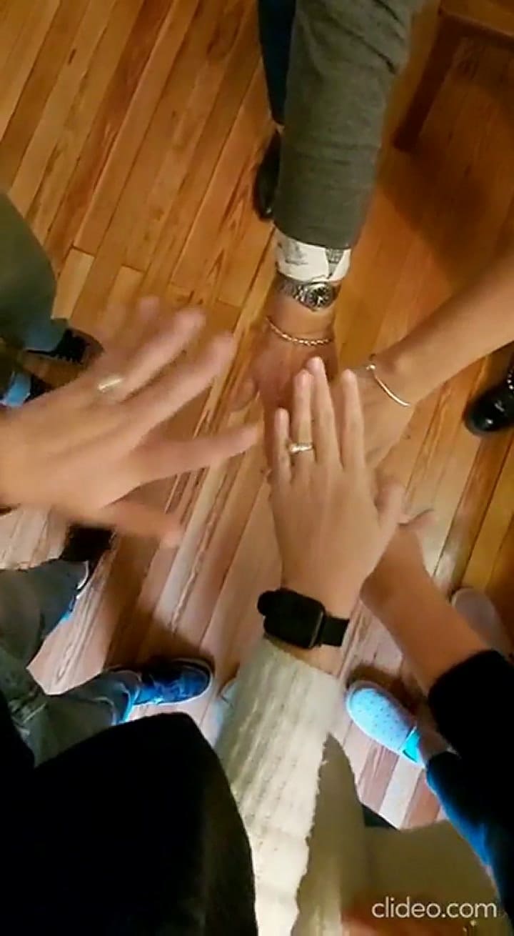 De un collar se usaron nueve perlas para los nueve anillos