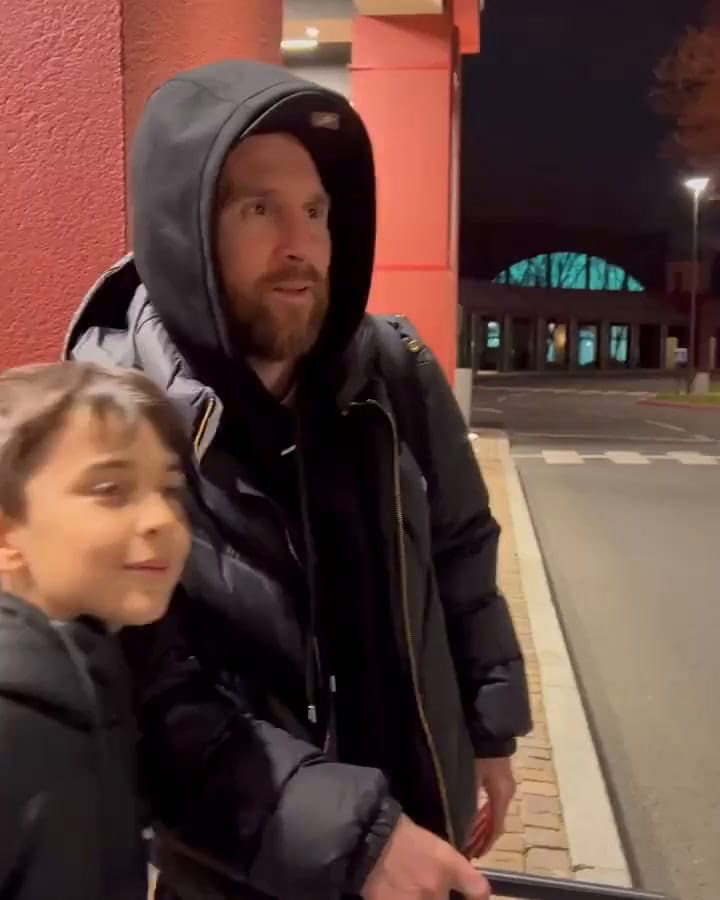 Lionel Messi quiso pasar despercibido en Euro Disney pero no lo logró.- Twitter / @povquiet