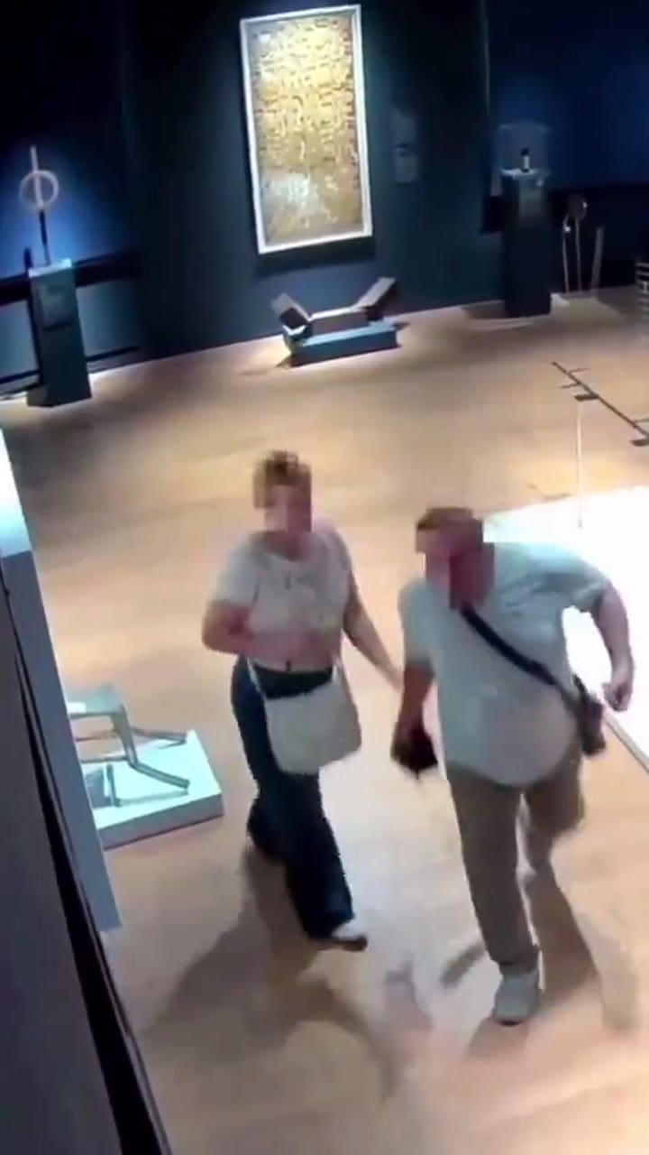 Un turista de una galería de arte en el Palazzo Maffei de Verona, Italia, rompió la silla "Van Gogh"