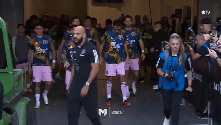 Yassine custodia la salida de La Pulga durante su partido en Los Ángeles