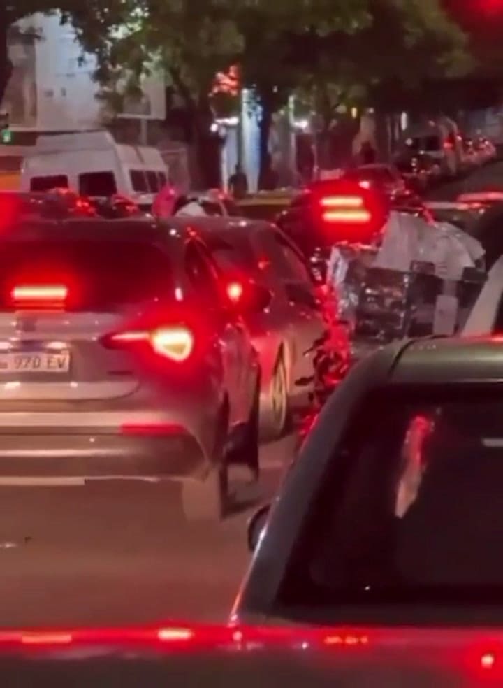 Escena de película en Balvanera: pelea de tránsito, insultos y gas pimienta frente a todos