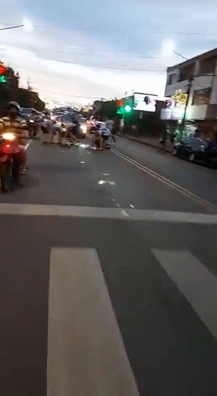 El momento en que dos fanáticos cayeron de una camioneta en los festejos