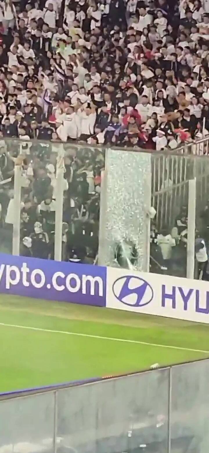 Hinchas de Colo Colo rompieron el acrílico del estadio para pedir que se suspenda el partido