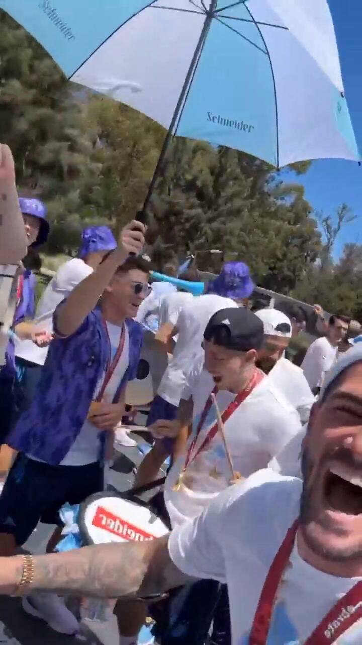 La scaloneta' a todo pulmón arriba del micro (Video: Instagram @rodridepaul)