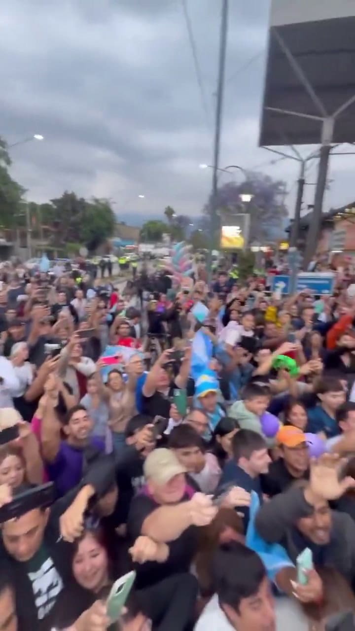 Milei saluda a la militancia en Tucumán