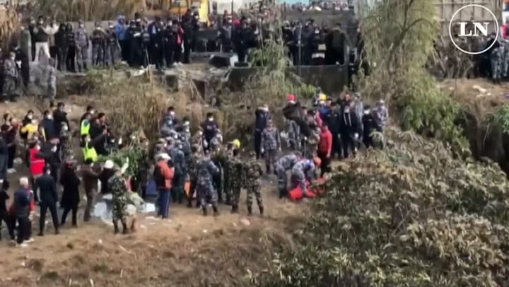 Las impactantes imágenes del accidente aéreo ocurrido en Nepal
