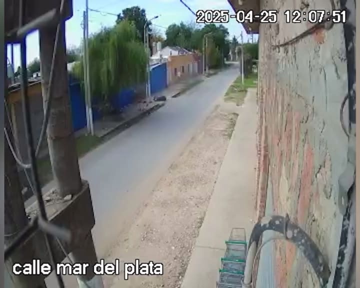 Un comerciante chocó a dos motochorros