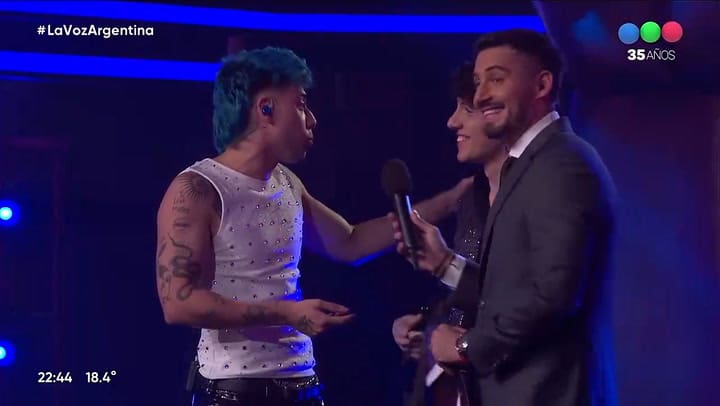 Luck Ra le obsequio un celular a Nicolas Behringer