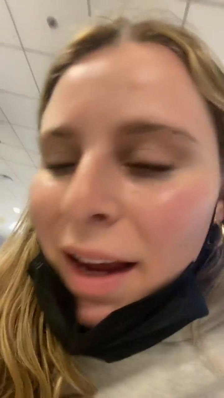 Influencer comparte sus consejos para viajar en avión