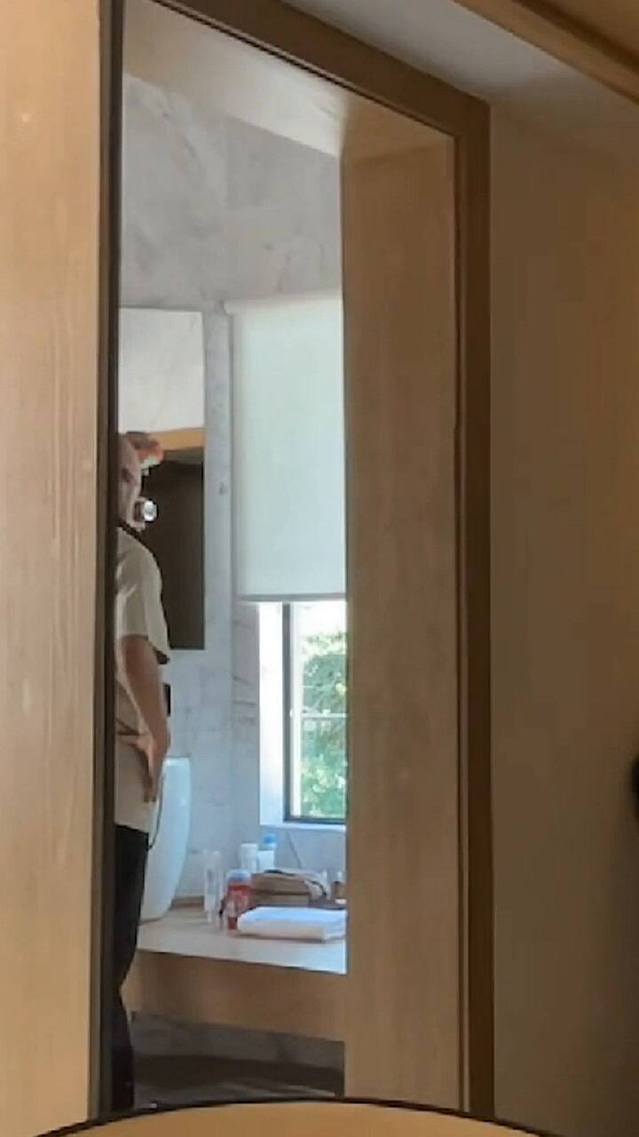 Un empleado de hotel fue captado mientras intentaba robar pertenencias de un huésped