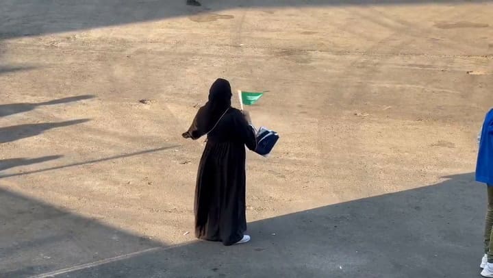 Una hincha de Arabia Saudita festeja en soledad el triunfo de su selección sobre la Argentina