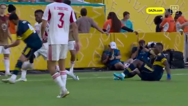 El momento en el que Figal recibe la tarjeta roja