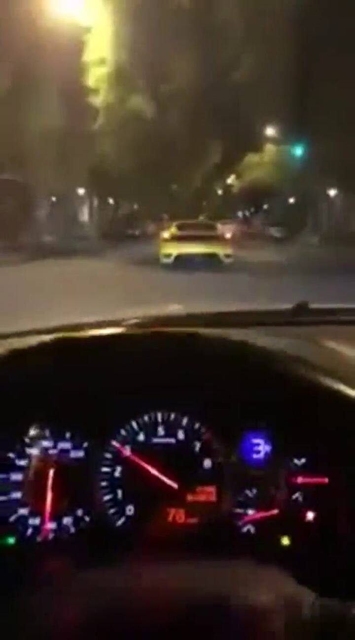 La carrera entre un Nissan y una Ferrari