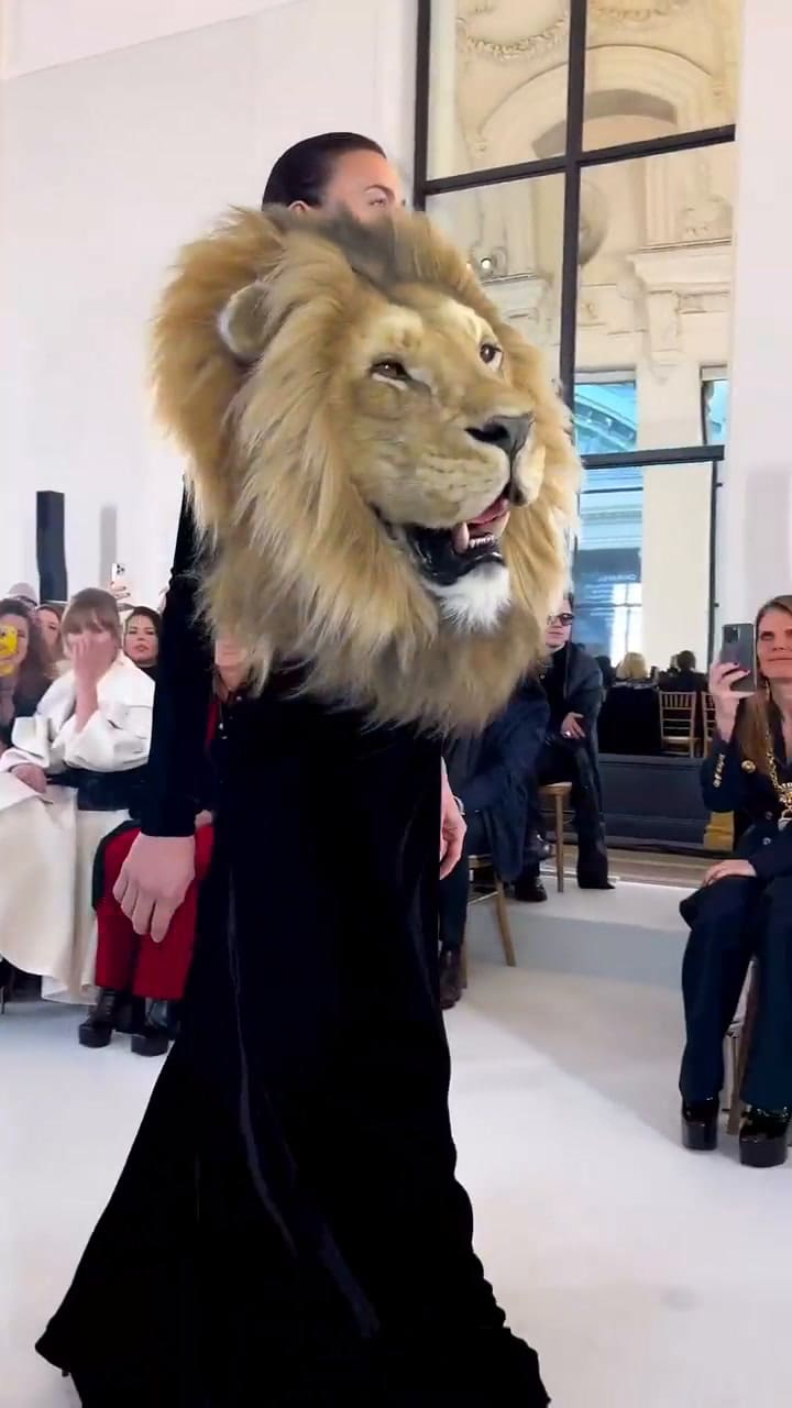 Aspectos de la colección de Primavera-Verano 2023 de Schiaparelli, en la Semana de la Moda