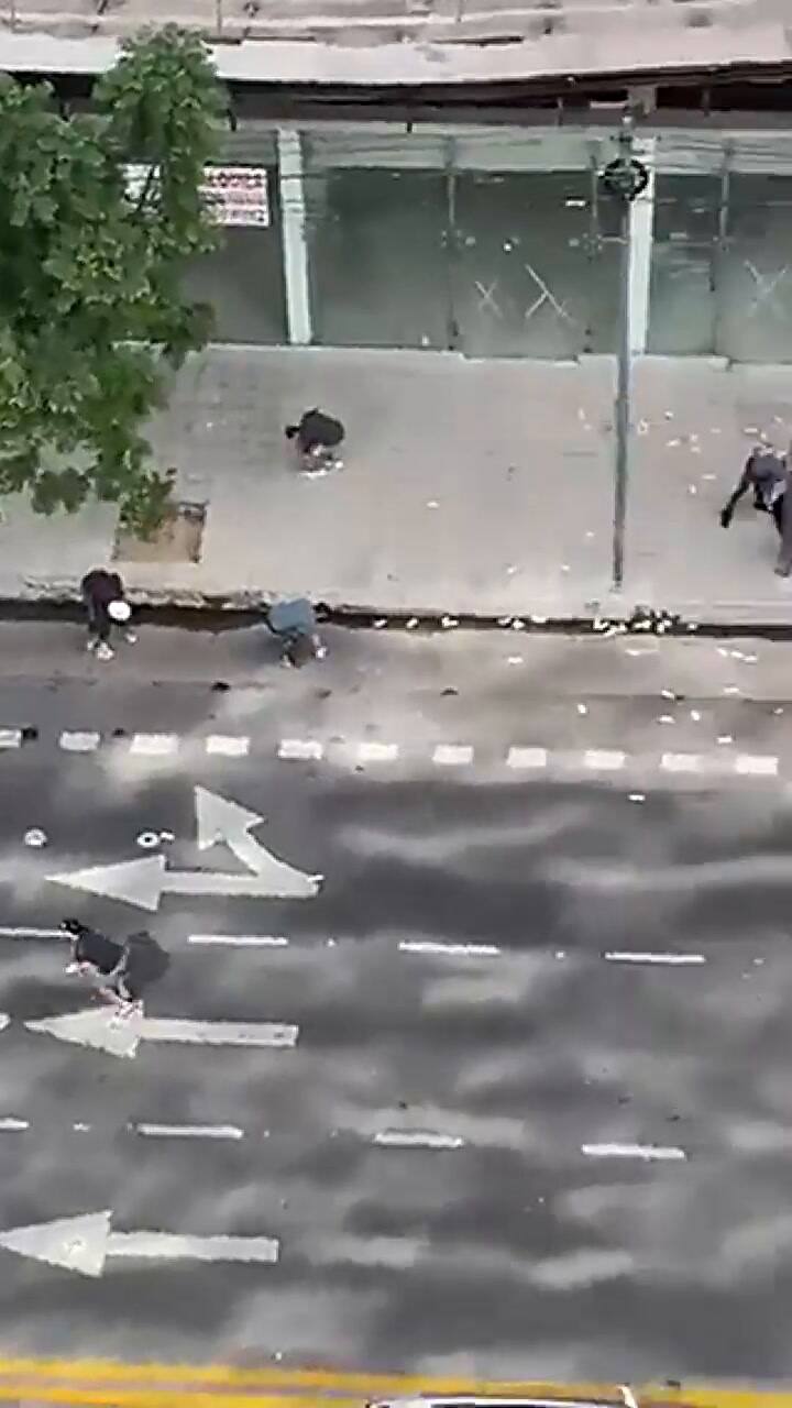 Llevaba mochila con 7 millones de pesos, forcejeó con un ladrón y el dinero voló por el aire