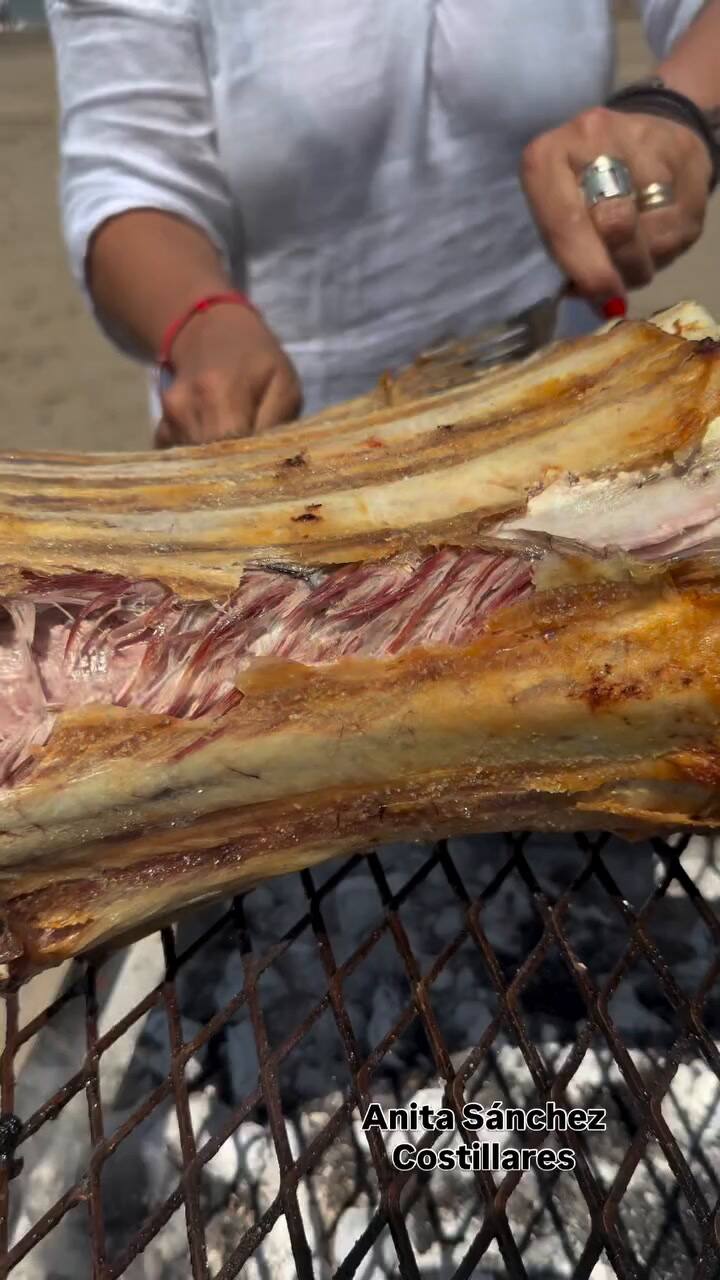 Gracias a los asados viaja por el mundo cocinando