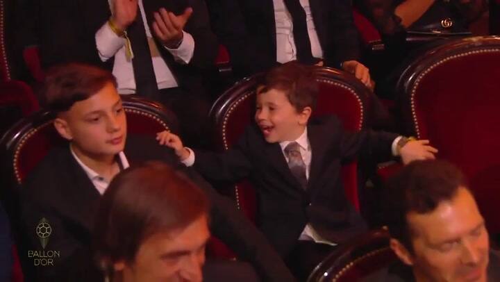 Mateo emocionado por su papá - Fuente: Twitter